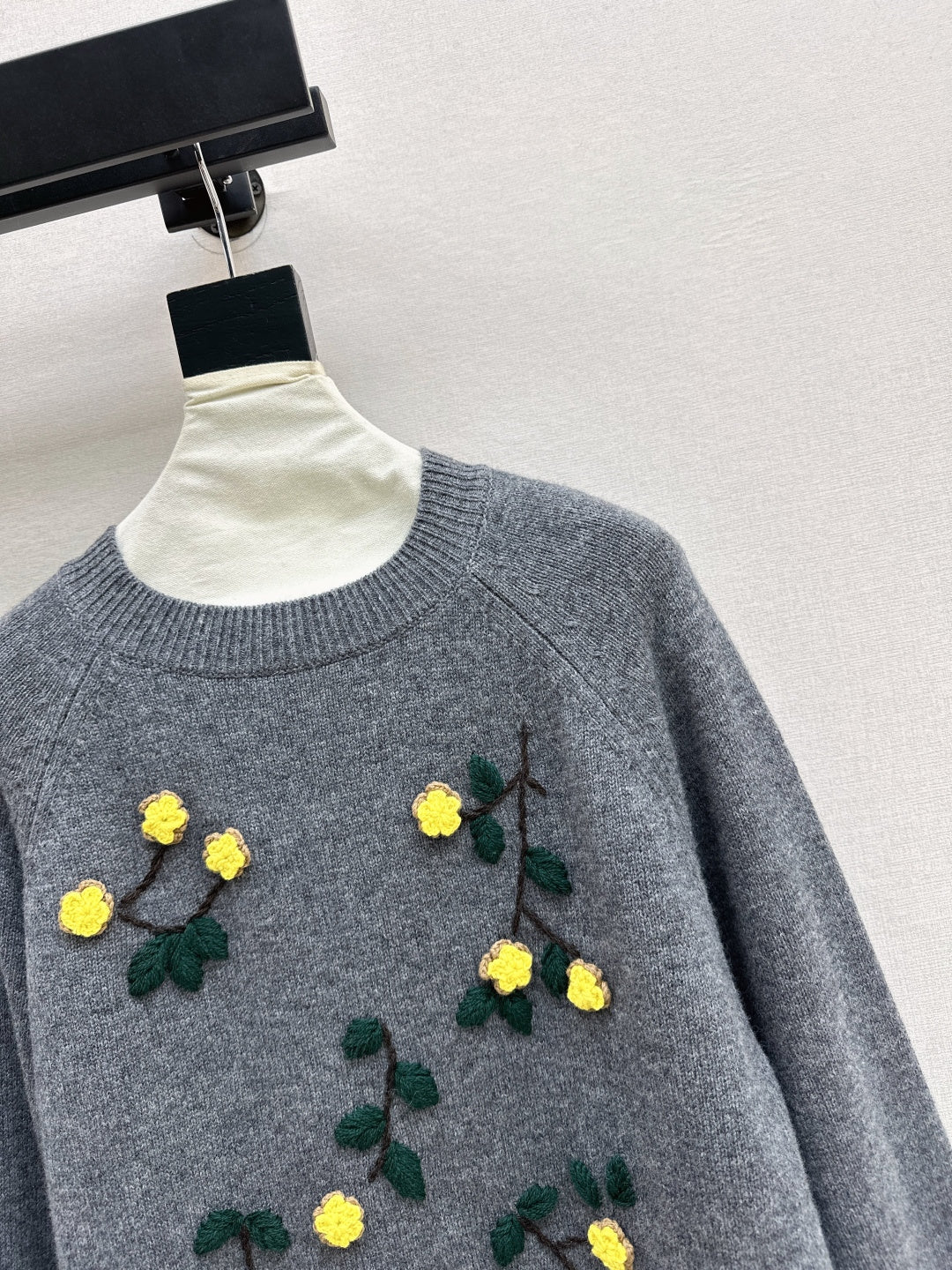 Es NEW embroidered sweater