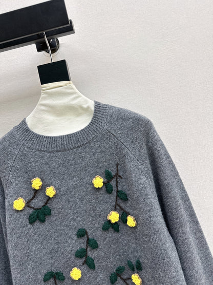 Es NEW embroidered sweater