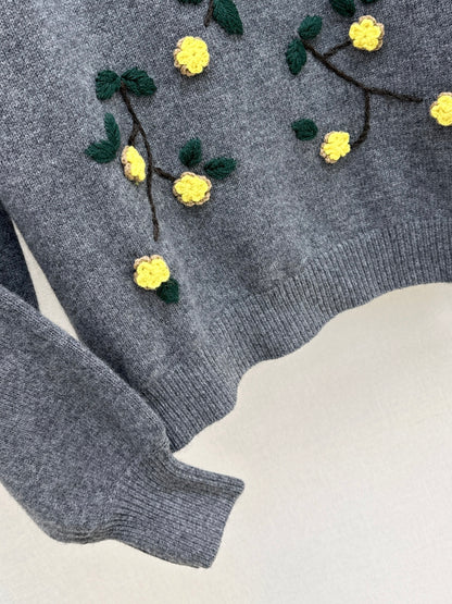 Es NEW embroidered sweater