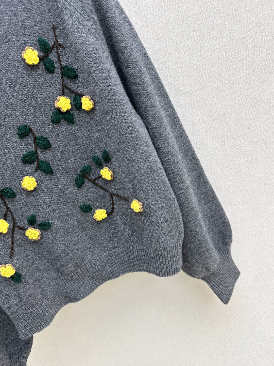 Es NEW embroidered sweater