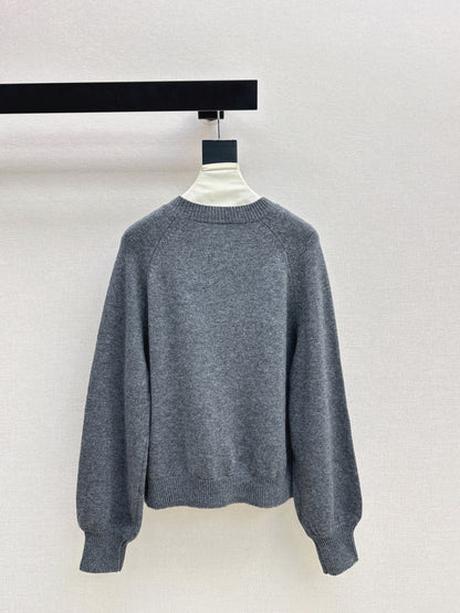 Es NEW embroidered sweater