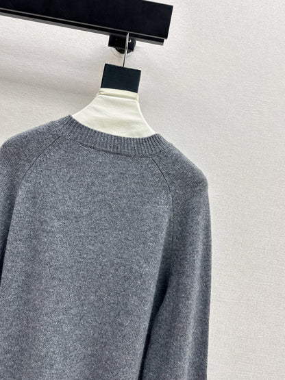 Es NEW embroidered sweater