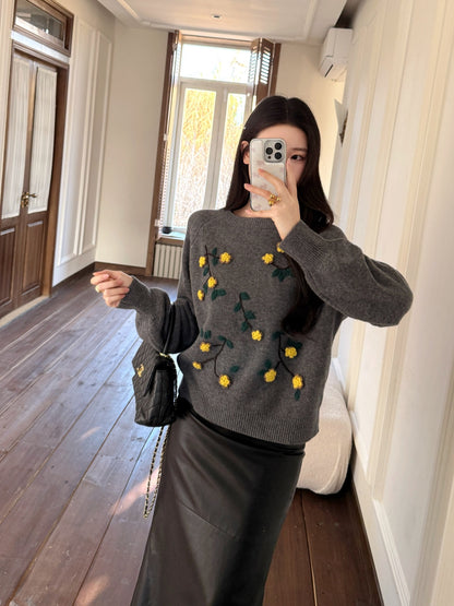 Es NEW embroidered sweater