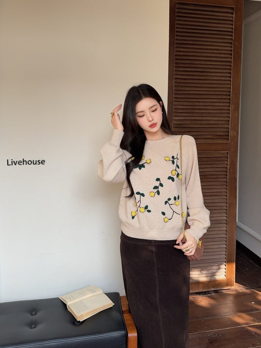 Es NEW embroidered sweater